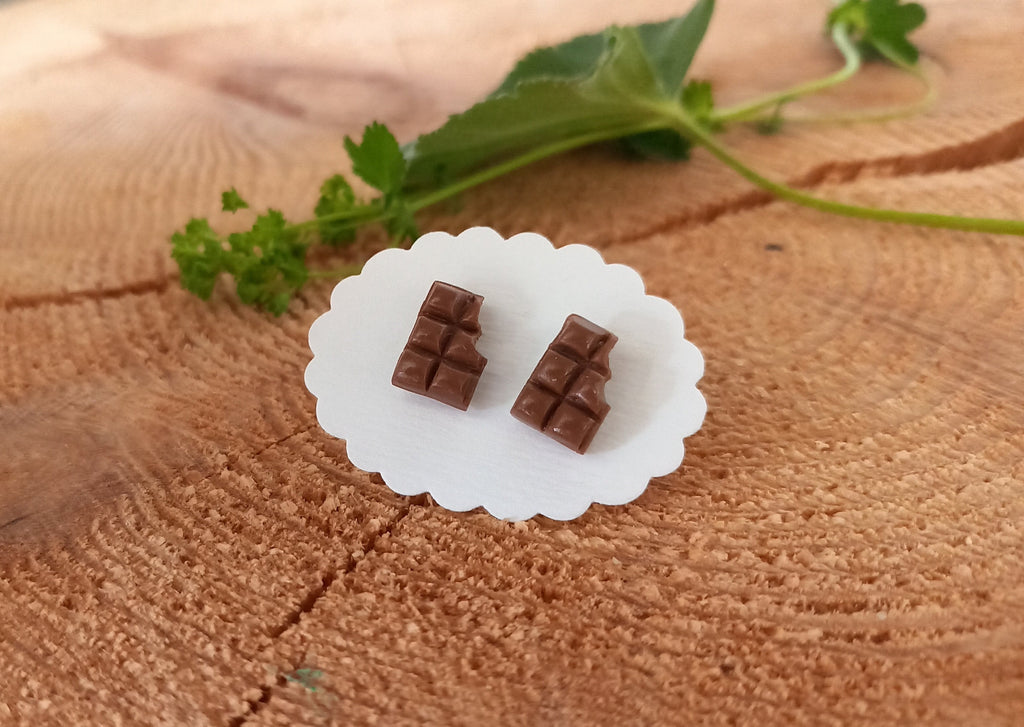 Milk chocolate stud earrings